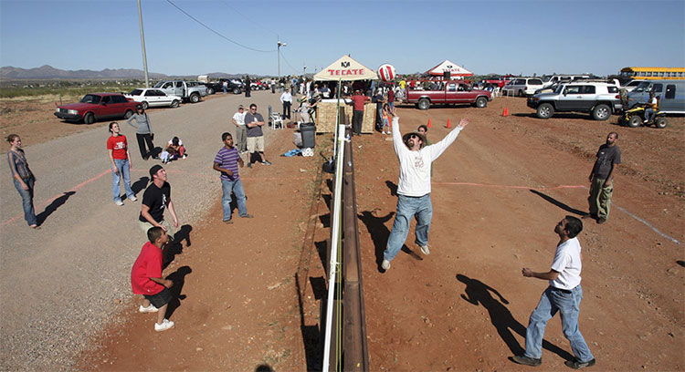 Cư dân của Naco, Arizona, tham gia cùng cư dân của Naco, Sonora, Mexico, trong một trận đấu bóng chuyền