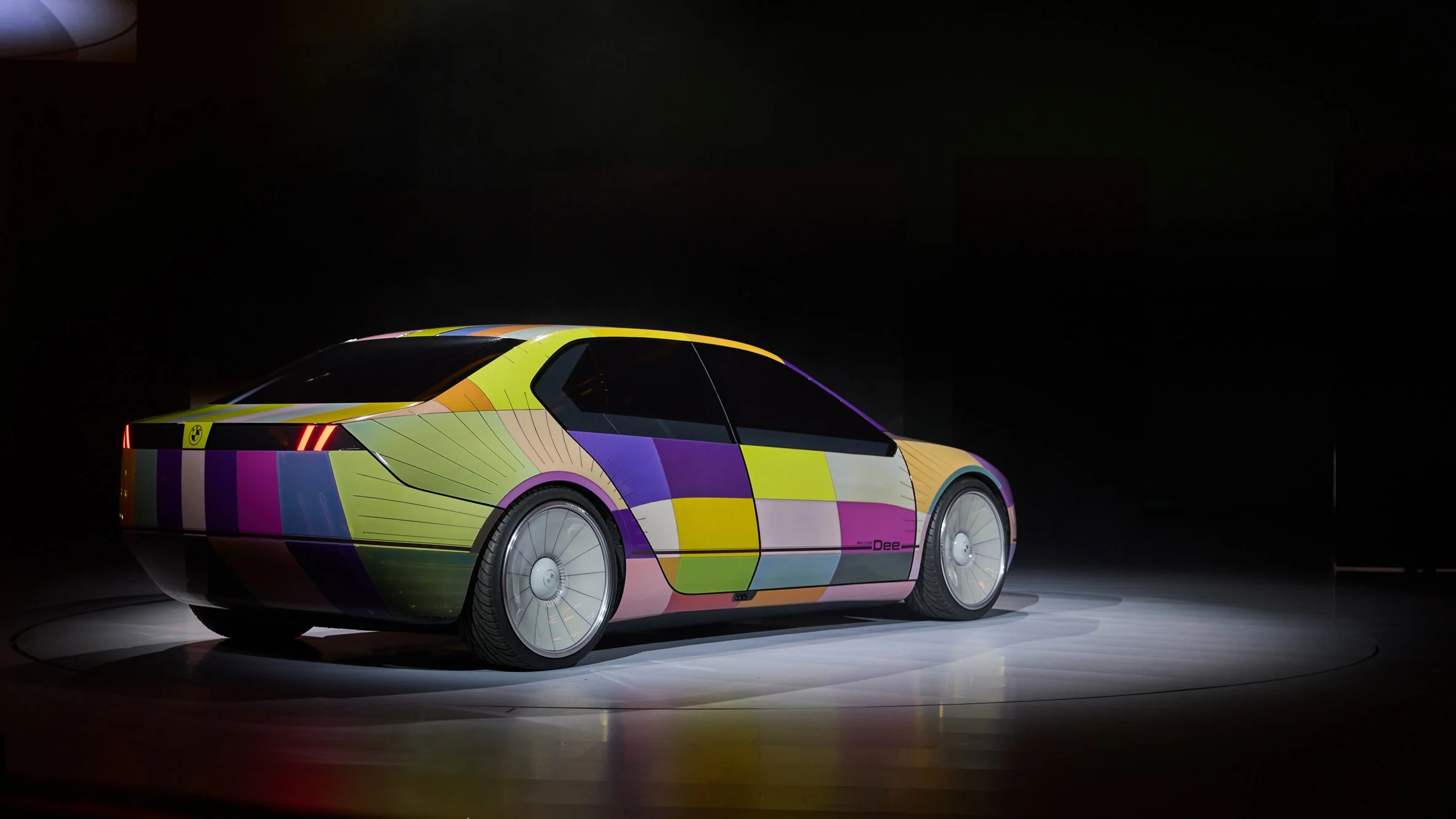 bmw-i-vision-dee-colour-changing.jpeg (217 KB)