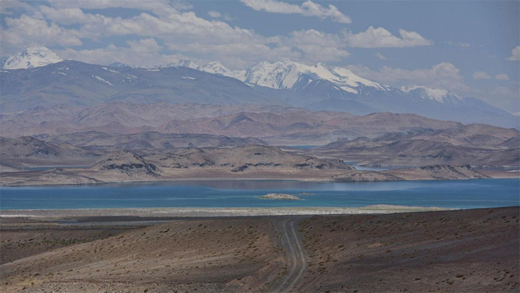 Hồ Karakul có diện tích khoảng 380km2 và sâu 230m