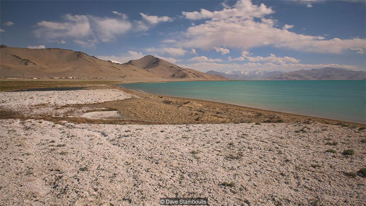 Hồ Karakul không có dòng chảy và là một trong những hồ nước mặn nhất châu Á.