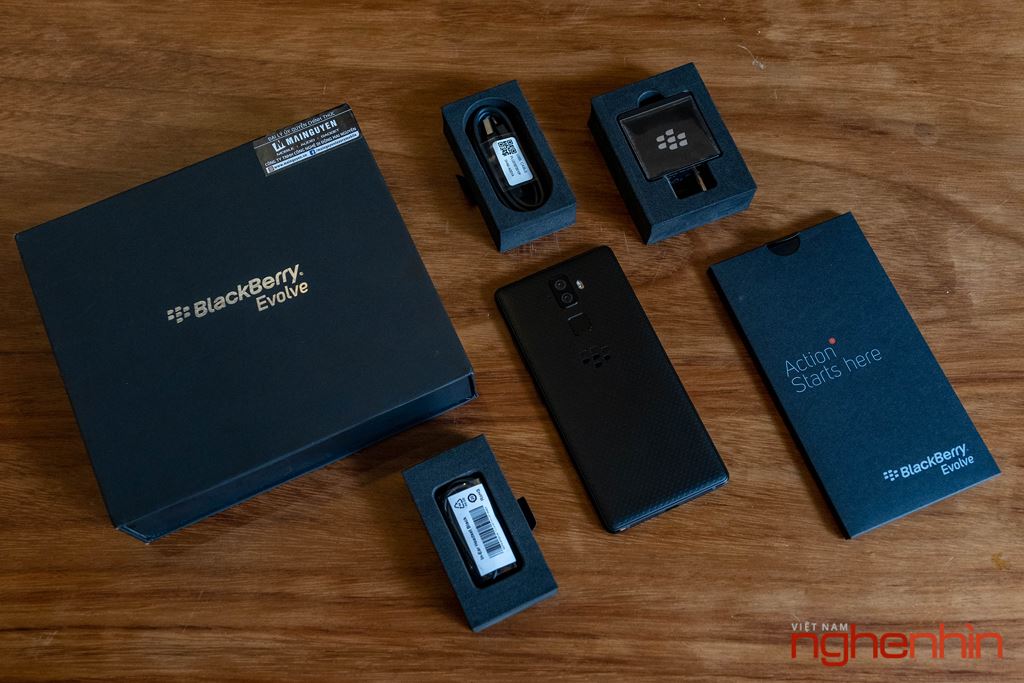 Khui hộp Blackberry Evolve: đúng chất dâu đen giá 8 triệu đồng  ảnh 2