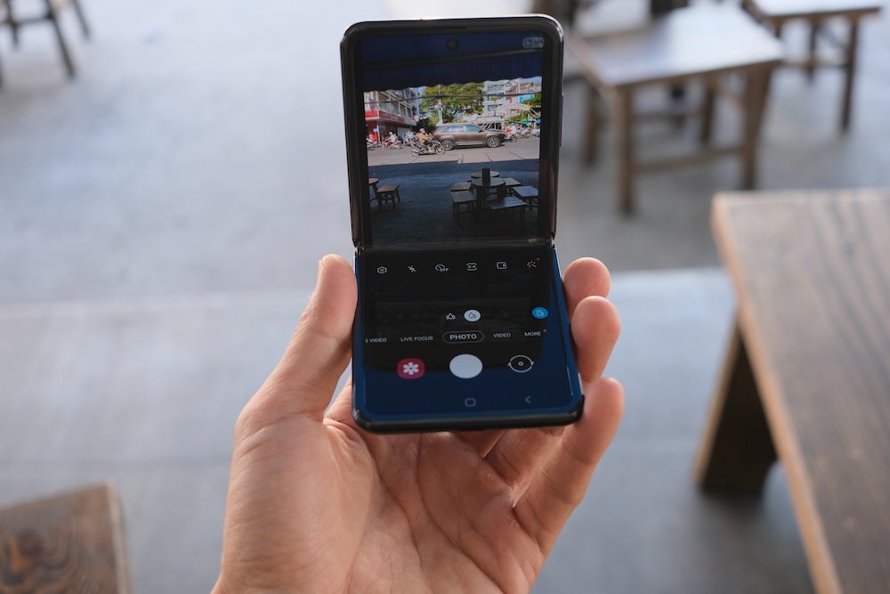 Mở hộp điện thoại gập Samsung Galaxy Z Flip tại Việt Nam: Nhỏ gọn, khác biệt