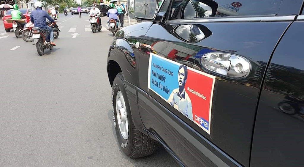 Người dân dán hình nghi phạm dâm ô trẻ em Nguyễn Hữu Linh lên ô tô diễu phố