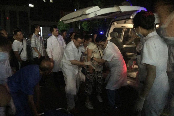 Nạn nhân bị thương trong trận động đất được đưa đi cấp cứu.