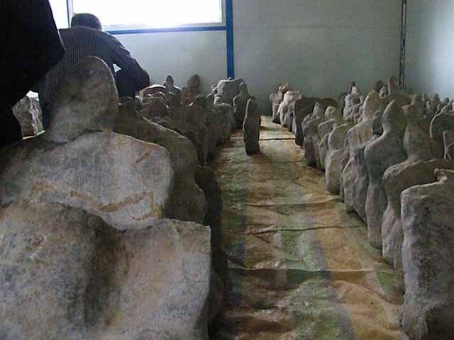 Số lượng các bức tượng đá nằm rải rác trong núi khoảng 10.000 cái.