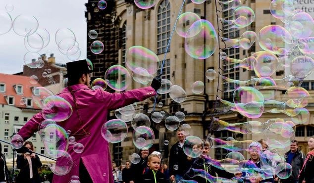Một nghệ sĩ đường phố tạo ra bong bóng xà phòng khổng lồ ở Dresden, Đức.