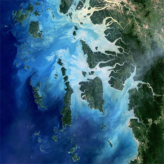 Ảnh vệ tinh chụp Quần đảo Mergui cho thấy sự thay đổi màu nước rõ rệt.