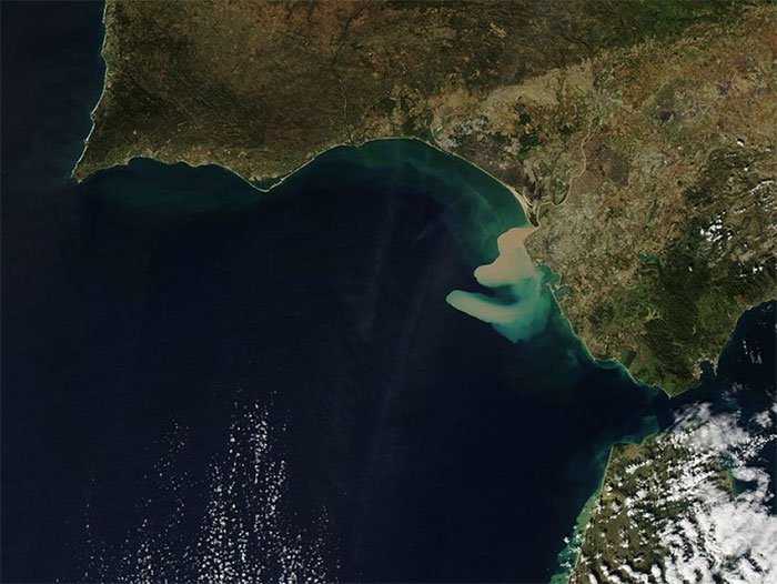 Trầm tích dọc bờ biển Vịnh Cádiz, Tây Ban Nha.