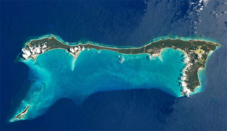 Đảo Cat, Quần đảo Bahamas được chụp từ Trạm Không gian Quốc tế vào năm 2011.