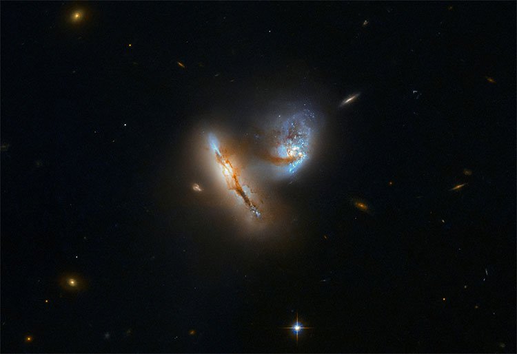 Ảnh chụp cặp thiên hà UGC 2369 của kính viễn vọng không gian Hubble.