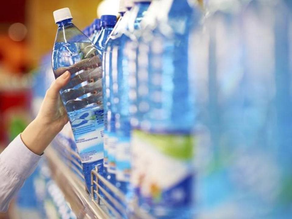 Facebook cấm sử dụng chai nhựa dùng một lần tại văn phòng