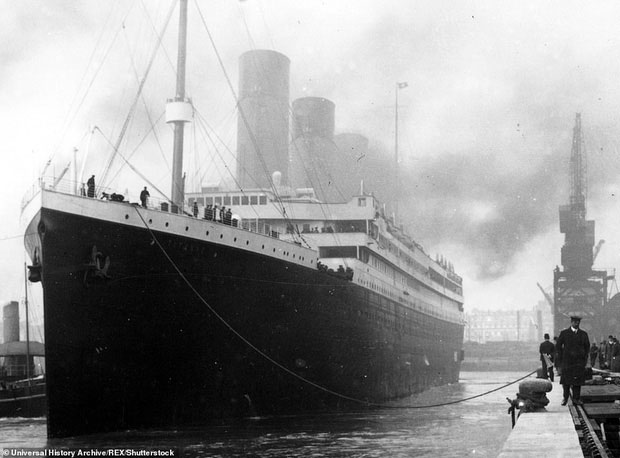 Tàu Titanic trước khi rời cảng.