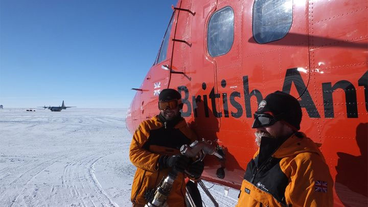 Các nhà thám hiểm bên chiếc máy bay dùng để chụp ảnh radar, phát hiện tảng đá 