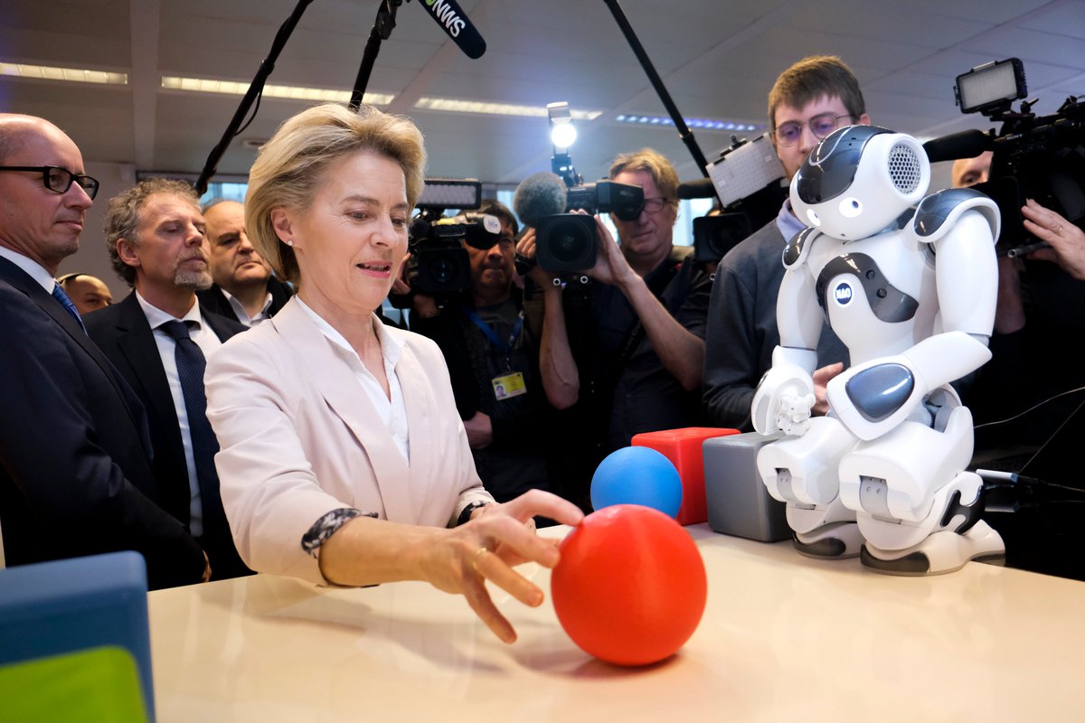 Bà Ursula von der Leyen, chủ tịch EC tới thăm Trung tâm trải nghiệm AI của trường Đại học Vrije Brussel vào tháng 1/2020. Nguồn: Twitter