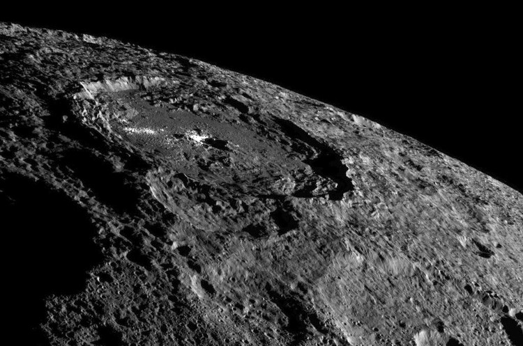 Hành tinh lùn Ceres có chứa rất nhiều nước bên trong.
