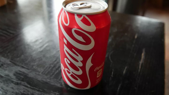 Để cola ngâm trong vài giờ để tăng thêm hiệu quả làm sạch. 