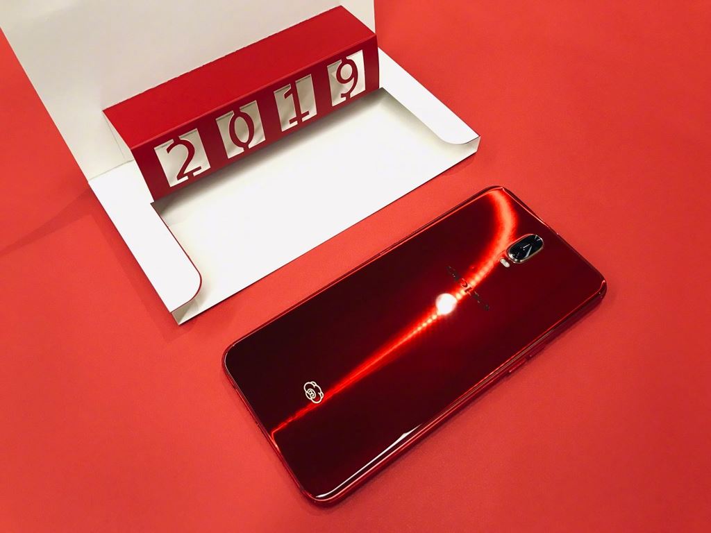 Oppo R17 và R17 Pro có thêm phiên bản màu đỏ mừng Năm mới ảnh 1