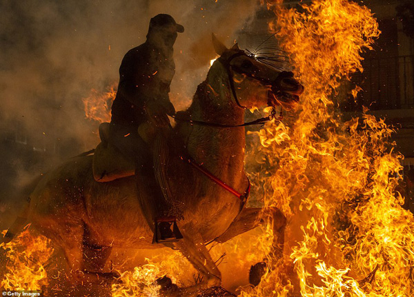 Người dân làng tin rằng lửa và khói sẽ thanh tẩy những chú ngựa
