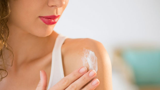 Thoa kem chống nắng là biện pháp bảo vệ da được sử dụng phổ biến ở nhiều nước. 