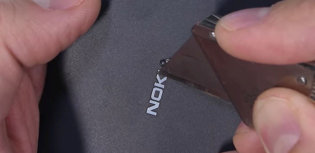 Thử thách độ bền Nokia 1 với dao, lửa và bẻ cong ảnh 2