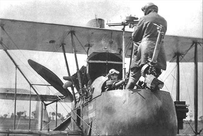 Mẫu máy bay F.E 2d dùng động cơ đẩy sau, xạ thủ vận hành súng trong buồng lái mở.​