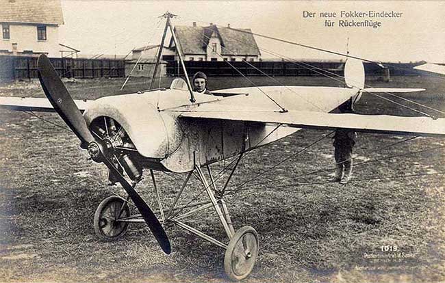 Fokker trên chiếc máy bay Eindecker.​