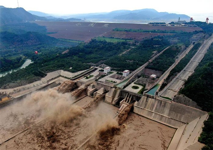 Việc xả lũ của đập Tiểu Lãng Để có thể làm đáy sông sâu thêm 1,8 mét mỗi năm.