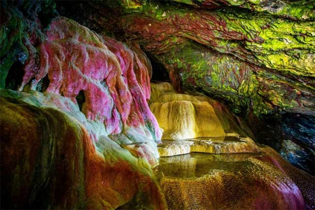 Những vách đá bên trong hang động có nhiều màu sắc tự nhiên.