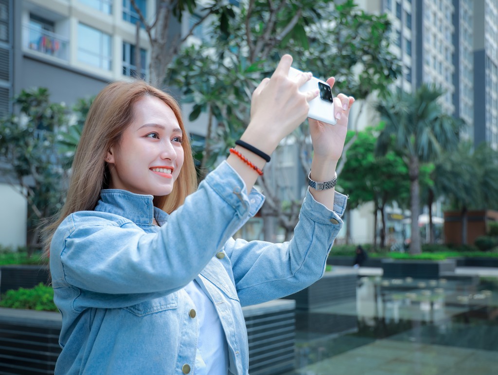 Người mẫu Phương Châu cá tính bên Galaxy S20 Ultra Trắng Tinh Vân ảnh 8