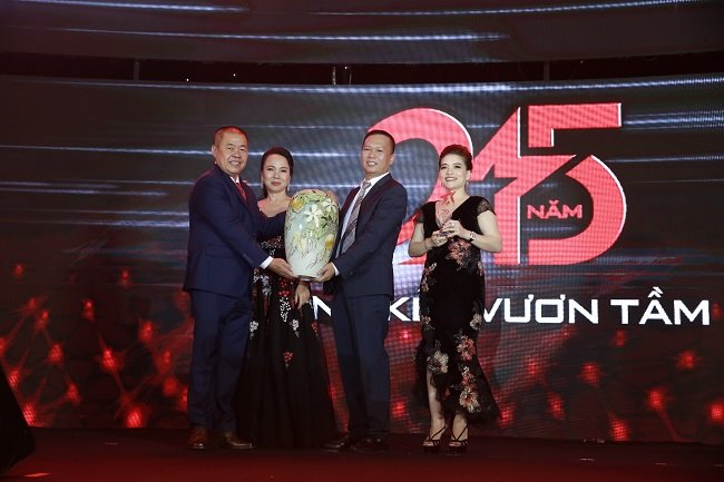 Thăng hoa cảm xúc với đêm tiệc kỷ niệm 25 năm thành lập công ty Viễn Sơn