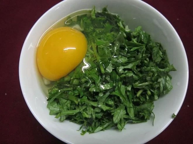 Trứng đánh ngải cứu là món ăn vừa ngon miệng vừa bổ dưỡng.