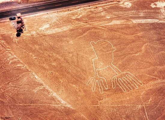 Các đường kẻ Nazca Lines được tìm thấy trên sa mạc cách Lima, Peru được xem là hiện tượng rất bí ẩn. 