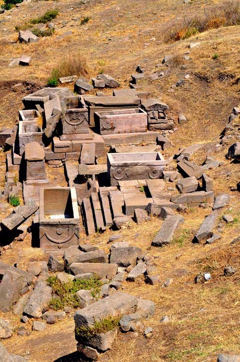 Những phần quách nằm trên thành phố cổ Assos, Thổ Nhĩ Kỳ.