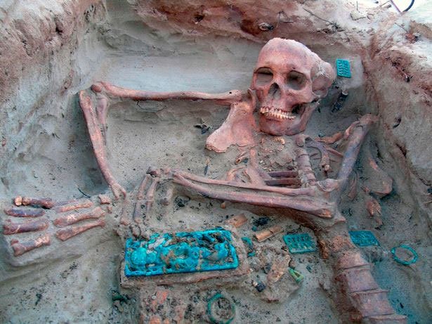 Khóa thắt lưng bằng đồng được tìm thấy cùng với xác ướp trong quan tài đá.