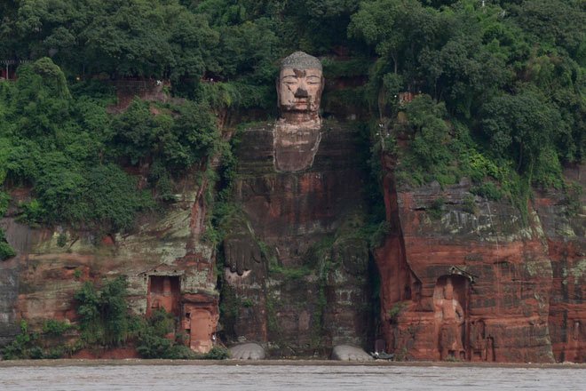 Lũ dâng chạm chân Đại Phật: Trung Quốc sơ tán 10 vạn dân, 3 siêu đập hộ giá Tam Hiệp trước đe dọa lịch sử