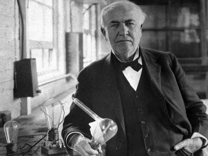 Thomas Edison (1847 – 1931) là người có công rất lớn trong việc phổ biến sử dụng điện năng thời kỳ đầu