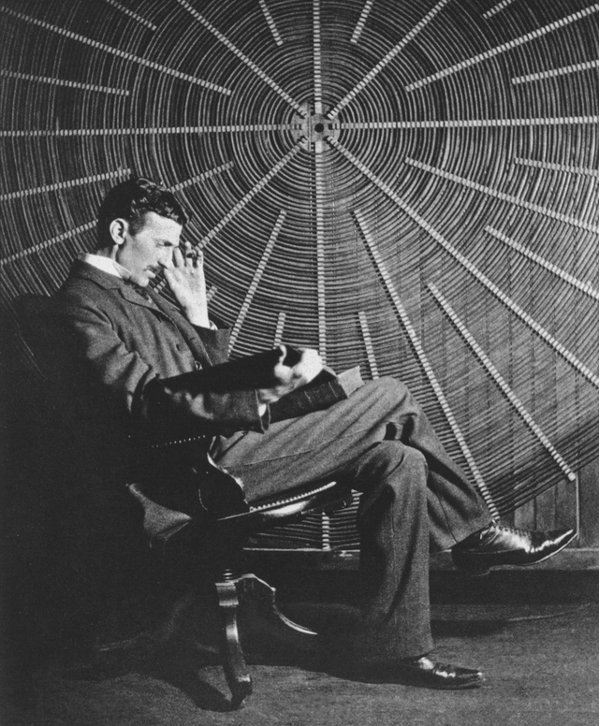 Nikola Tesla có trí nhớ siêu phàm và ông thường phác thảo sơ bộ trước khi bắt tay vào nghiên cứu.