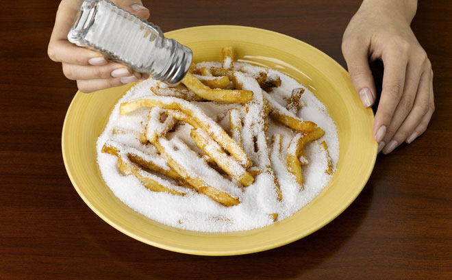 Thực phẩm nhiều muối có thể kích thích niêm mạc dạ dày.