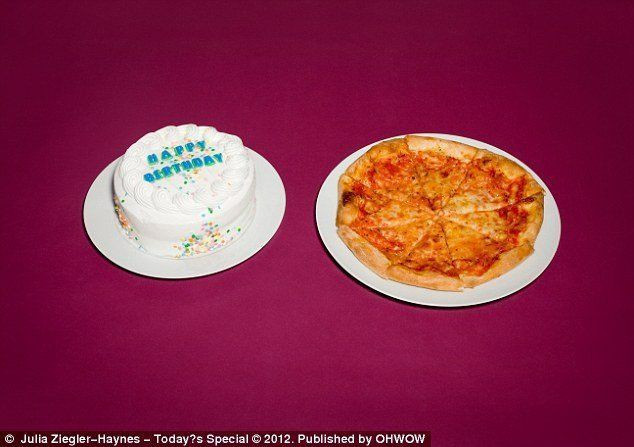 Cũng lựa chon pizza nhưng tử từ David Leon Woods lại ăn kèm với bánh sinh nhật.