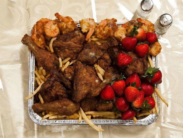John Wayne Gacy, 52 tuổi sống ở Illinois lại yêu cầu một bữa ăn đầy ắp tôm, gà rán cùng khoai tây chiên và dâu tây.