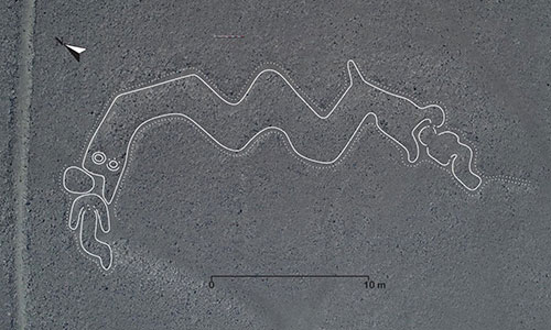 Geoglyph mô tả con rắn hai đầu sắp nuốt chửng người.