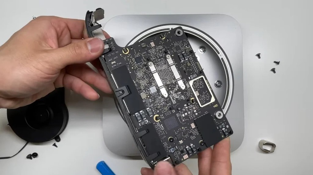 Mở Mac Mini mới: chip M1 nằm gọn gàng trong bảng mạch nhỏ hơn ảnh 1