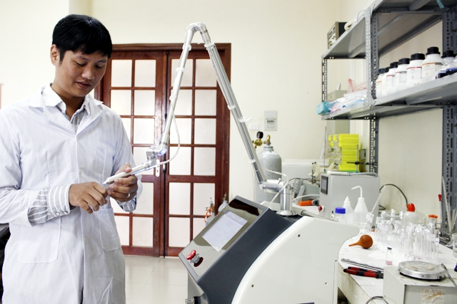 Xuất phát điểm là doanh nghiệp nhỏ, Công ty CP Công nghệ Plasma Việt Nam là đơn vị đầu tiên ở Việt Nam sản xuất thành công máy phát tia plasma lạnh PlasmaMed giúp diệt khuẩn, chữa lành viết thương. Nguồn: tiasang