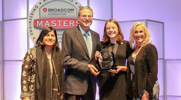 Georgia Hutchinson nhận giải thưởng của cuộc thi Broadcom MASTERS.