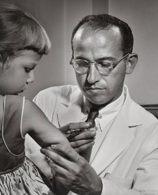 Jonas Salk tiêm vắc xin cho trẻ.
