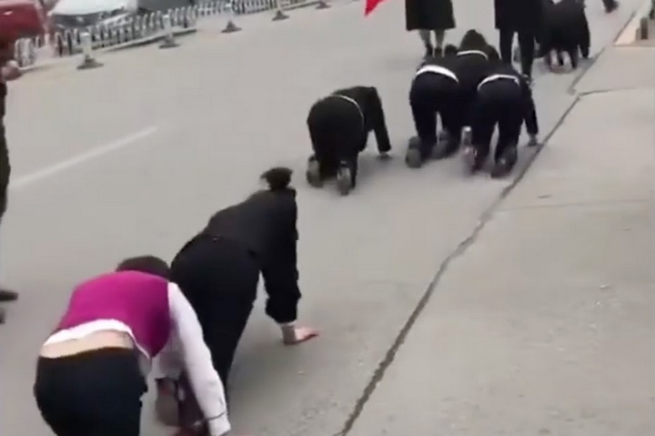 Trung Quốc: Dân mạng dậy sóng với đoạn video ép nhân viên bò ngoài đường