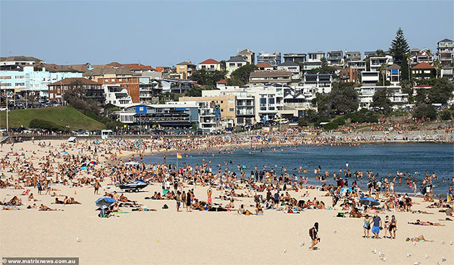 Người dân Úc đổ ra biển thư giãn vì nắng nóng.