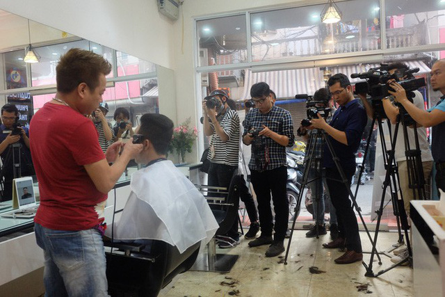  Báo chí nước ngoài đổ bộ vào quán cắt tóc kiểu ông Donald Trump và ông Kim Jong Un - Ảnh 12.