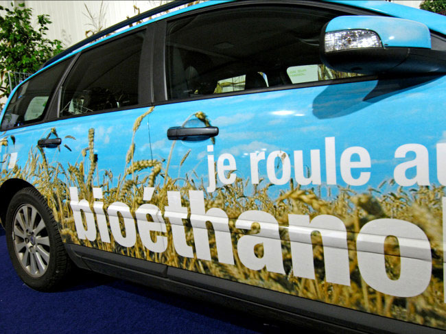 Một chiếc xe tại Pháp với dòng chữ bên hông: Tôi chạy xe bằng ethanol sinh học.