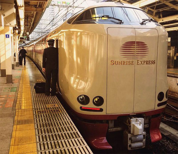 Ra đời từ năm 1998, Sunrise Express là tuyến tàu 